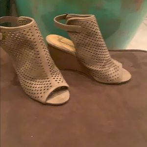 Wedge dark cream wedges